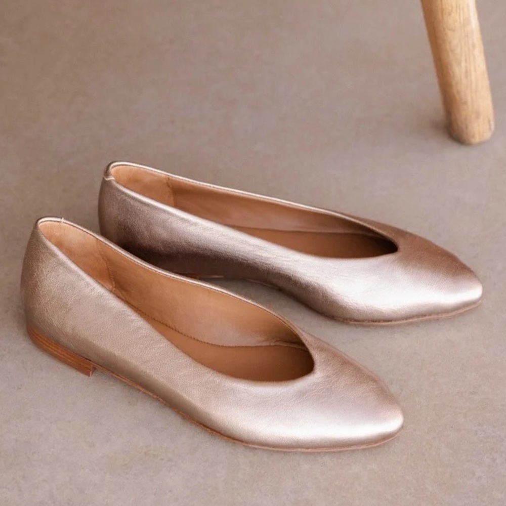 Elegant Women's Tan Flats